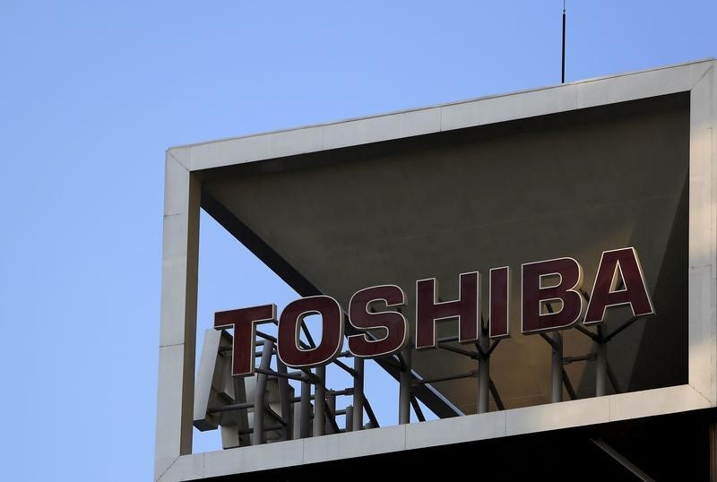 © Reuters. The logo of Toshiba Corp is seen at its headquarters in Tokyo