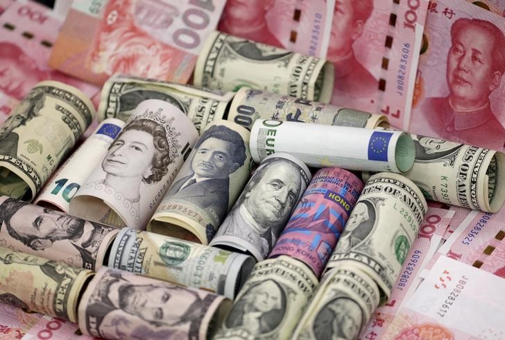 © Reuters. Euro, Hong Kong dollar, U.S. dollar, Japanese yen, pound and Chinese 100 yuan banknotes are seen in this picture illustration, in Beijing, China