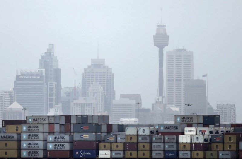 © Reuters. File photo of container ship passing in front of the Sydney skyline as it departs from Port Botany terminal