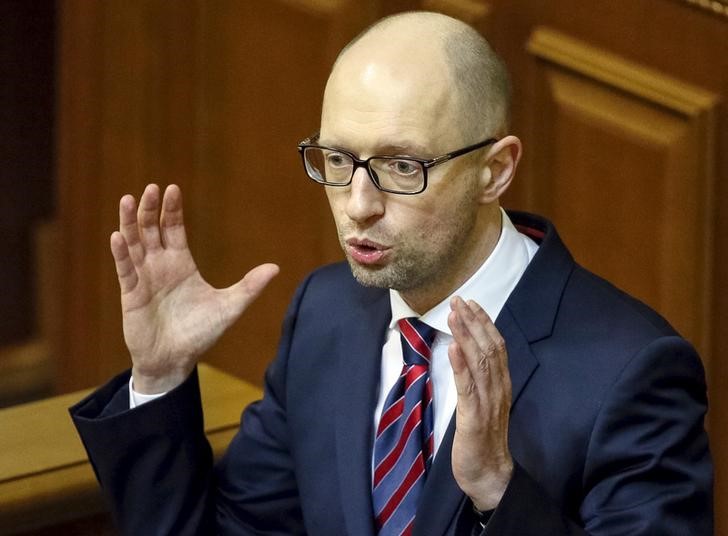 © Reuters. Ukraine's Prime Minister Yatseniuk delivers a speech during a parliament session in Kiev