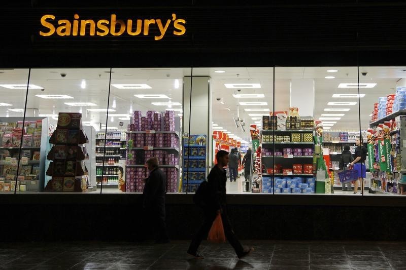 © Reuters. Люди проходят мимо магазина Sainsbury's в Лондоне