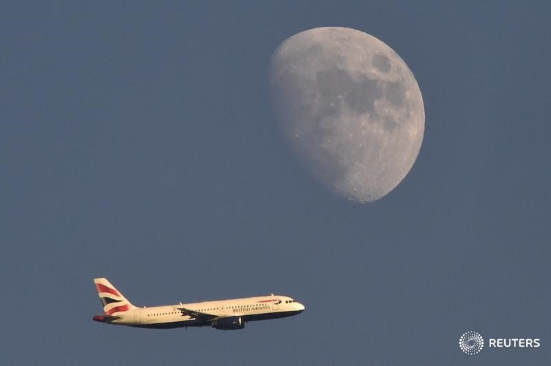 © Reuters. Самолет British Airways в небе над Лондоном