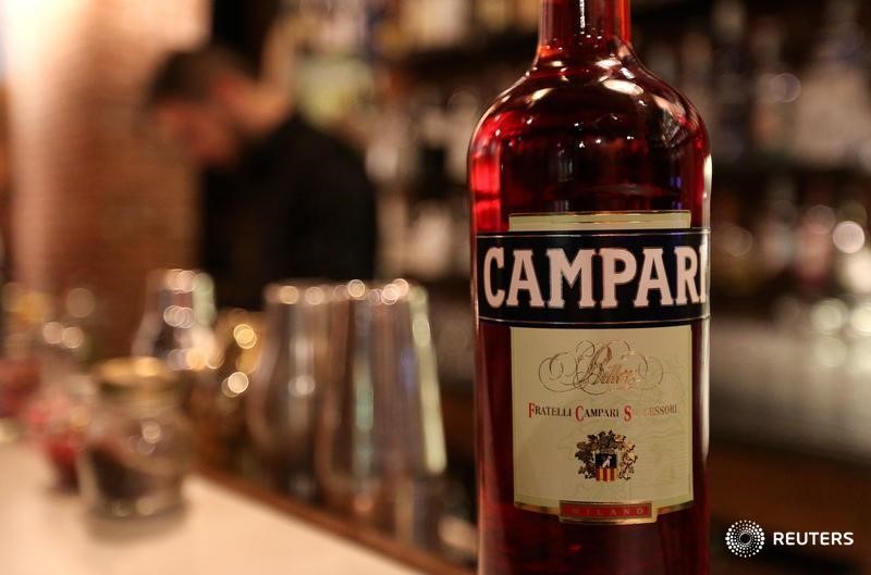 © Reuters. Бутылка Campari в баре в центре Милана