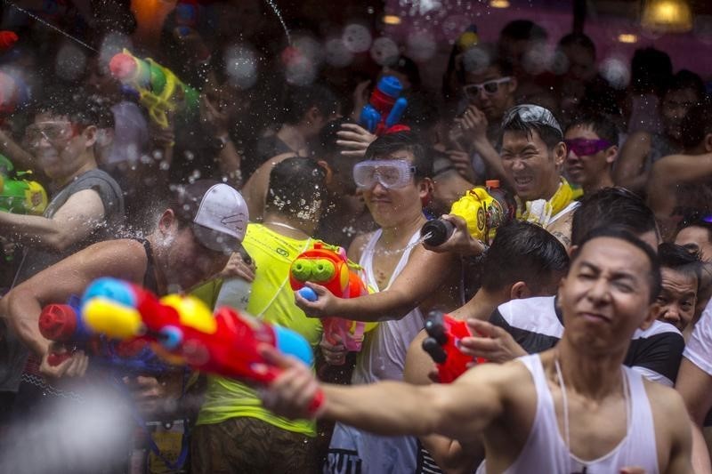 © Reuters. Bangkok impone un toque de queda en su festival del agua ante la sequía 