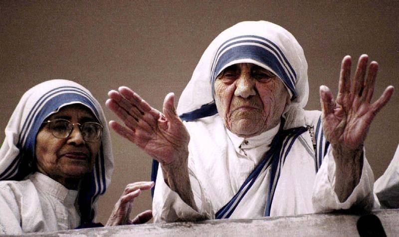 © Reuters. Madre Teresa acena na cidade de Calcutá, na Índia