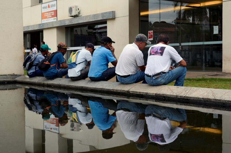 © Reuters. People wait for job opportunities in front of the building of National Employment Service in Mariana