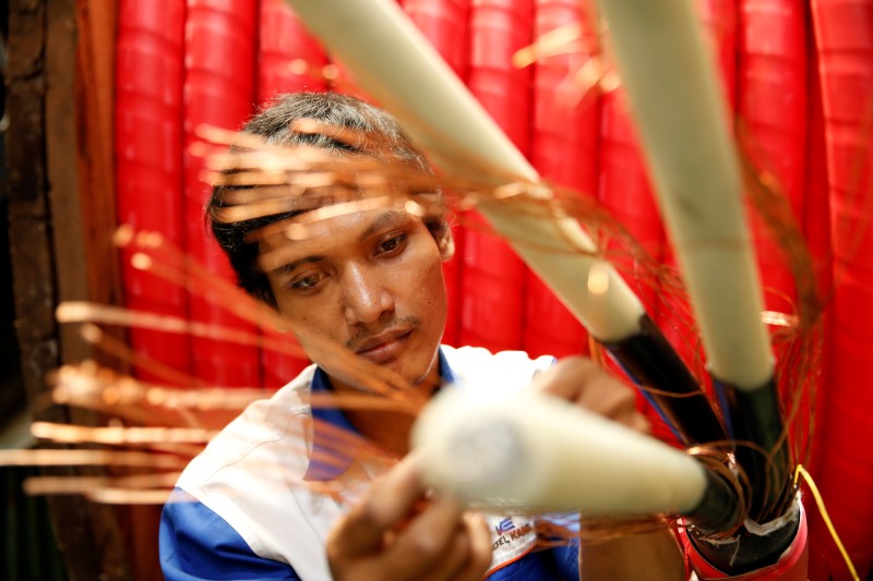 © Reuters. A worker counts copper wires at PT Voksel Electric at Cibubur district on the outskirts of Jakarta