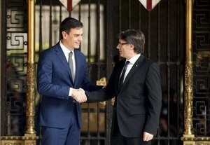 © Reuters. Sánchez y Puigdemont constatan su lejanía sobre el referéndum pese al 