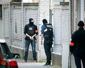 © Reuters. La Policía belga persigue a un hombre en investigación de atentados en París