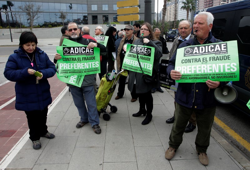 © Reuters. Shareholders protest before Bankia's annual shareholder meeting of Spain's largest nationalised bank in Valencia