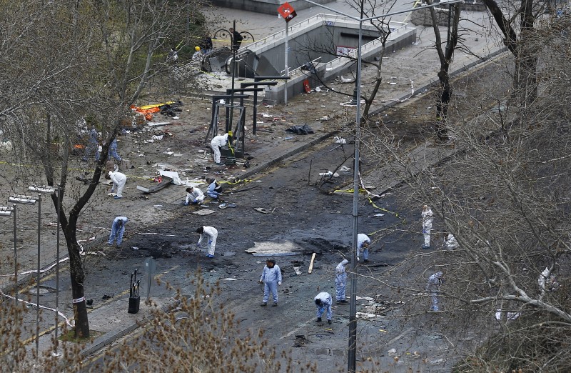 © Reuters. Forensic officers work on the site of a suicide bomb attack in Ankara