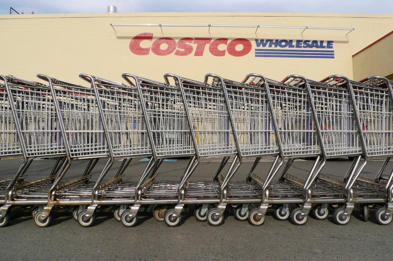 © Reuters. Shopping carts at Costco in Fairfax, Virginia