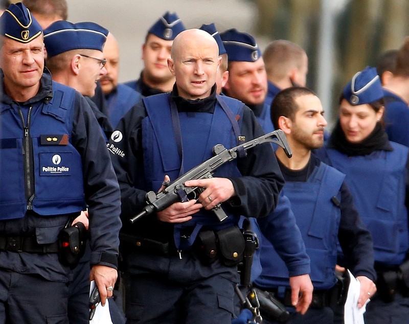 © Reuters. وزير: الشرطة الفرنسية تشارك في مداهمة في بروكسل