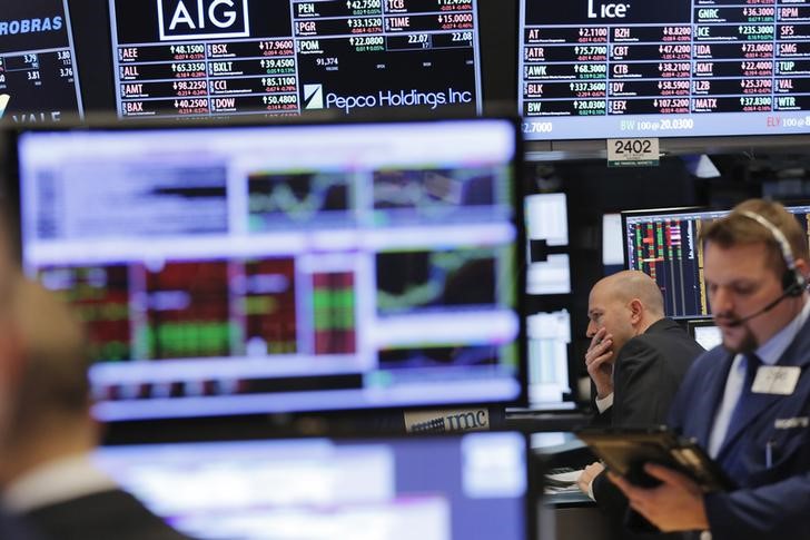 © Reuters. Traders work on the floor of the New York Stock Exchange shortly after the opening bell in New York