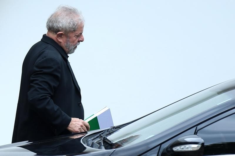 © Reuters. El ex presidente brasileño Lula acepta un cargo ministerial, a pesar de acusaciones por corrupción