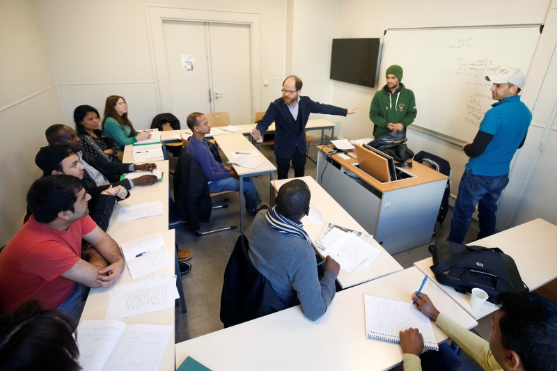 © Reuters. DES MIGRANTS DEVENUS ÉTUDIANTS À SCIENCES PO