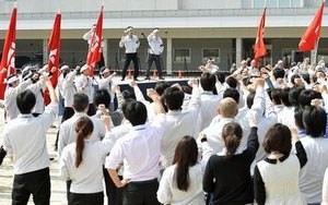 © Reuters. Members of workers' union of Toyota Motor Corp. raise their fists as they shout slogans during a rally for the annual "shunto" wage negotiations at the company headquarters in Toyota, central Japan