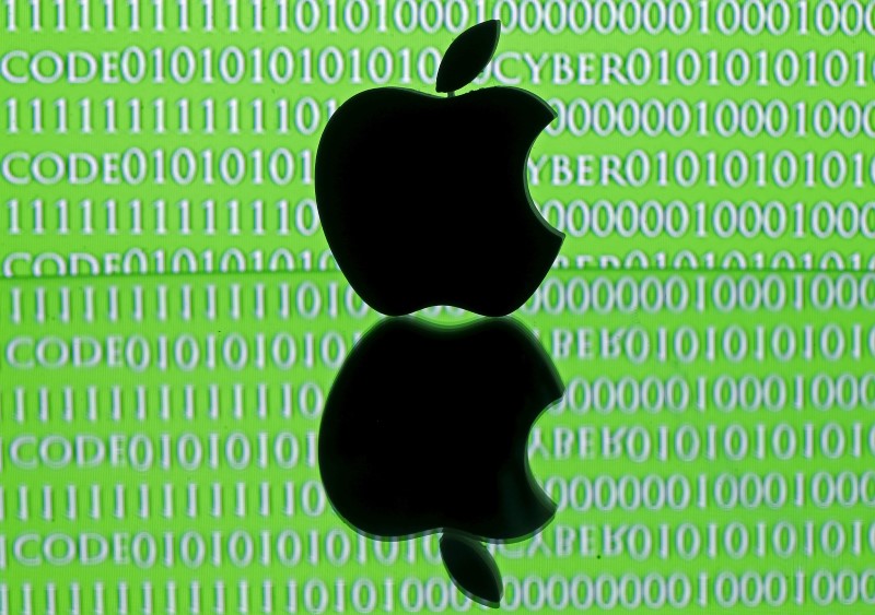 © Reuters. Picture illustration of a 3D printed Apple logo in front of a displayed cyber code