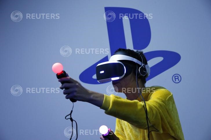 © Reuters. Visitante joga usando o PlayStation VR na Paris Games Week, feira de video games em Paris