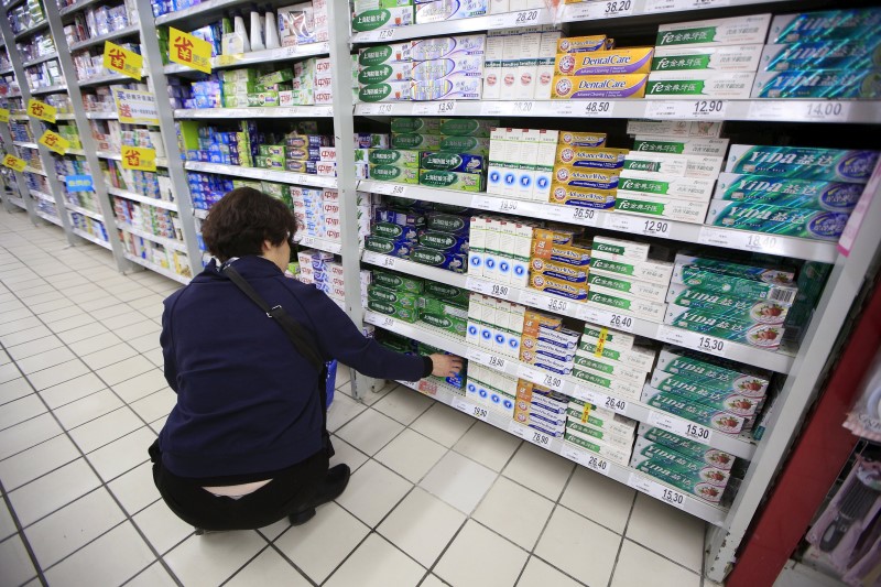 © Reuters. A customer selects toothpaste at a supermarket in Shanghai