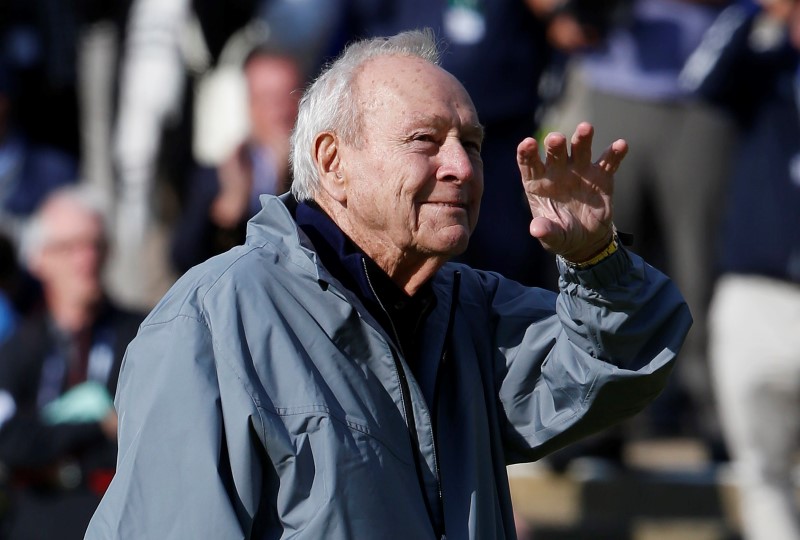 © Reuters. Palmer of the U.S. waves to the crowd as he stands on the 18th green during the Champion Golfers' Challenge tournament ahead of the British Open golf championship on the Old Course in St. Andrews, Scotland