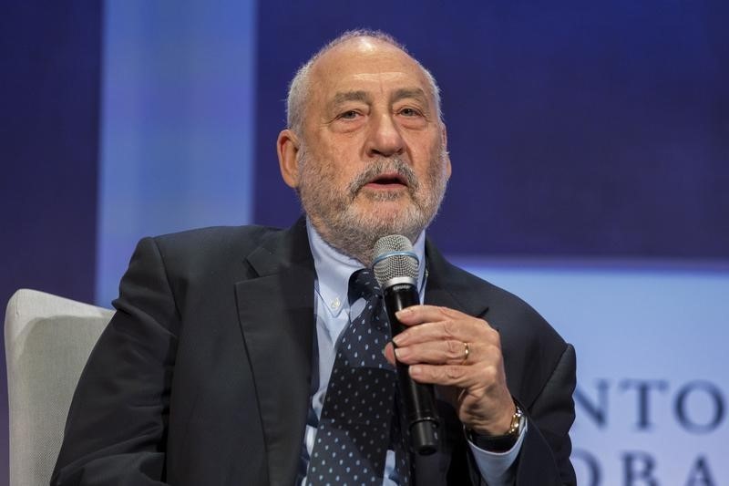 © Reuters. File photo of economist Joseph Stiglitz at the Clinton Global Initiative's annual meeting in New York