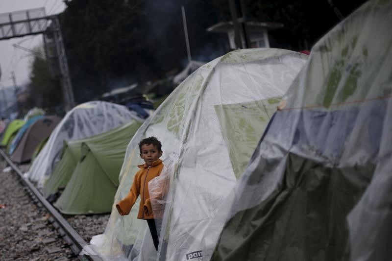 © Reuters. صحيفة ألمانيا- النمسا تريد مساعدة مقدونيا في إبقاء حدودها مغلقة أمام المهاجرين
