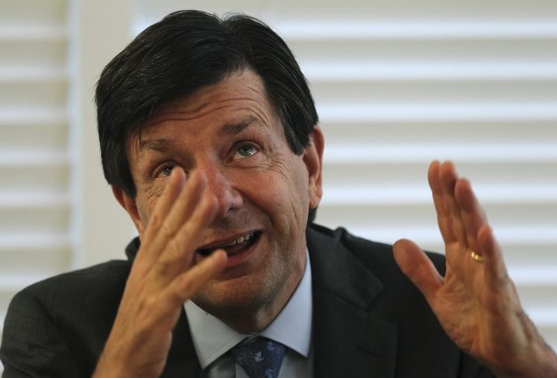 © Reuters. President and CEO of Itau Unibanco Holding SA, Roberto Setubal, speaks during the Reuters Latam Investment Summit 2012 in Sao Paulo