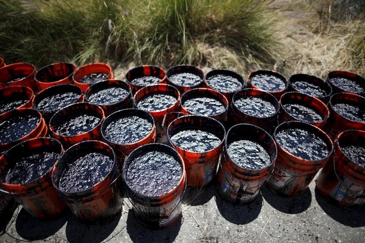 © Reuters. Ведра с нефтью, которую собрали волонтеры после разлива у побережья Калифорнии