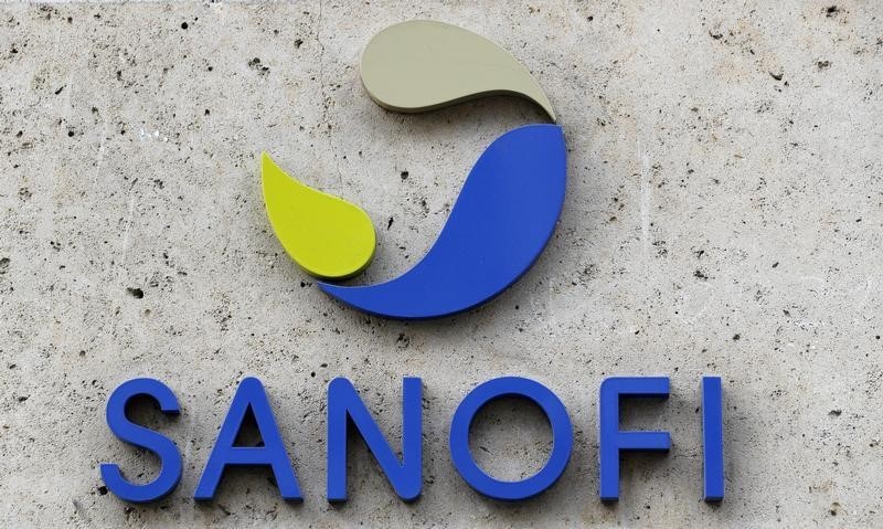 © Reuters. French multinational pharmaceutical company SANOFI logo seen at their headquater in Paris