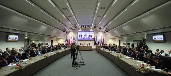 © Reuters. File photo of a general view of the opening session of a meeting of OPEC oil ministers in Vienna