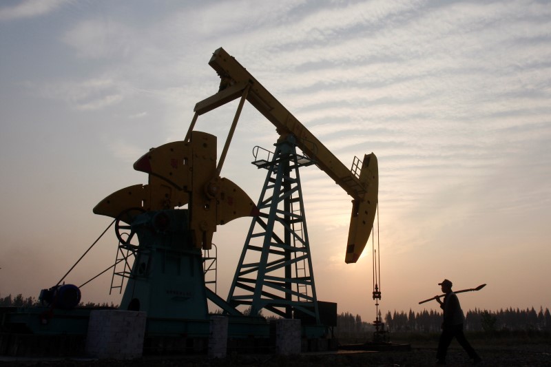 © Reuters. Станок-качалка на нефтяном месторождении компании Sinopec в окрестностях Гуанхуа 