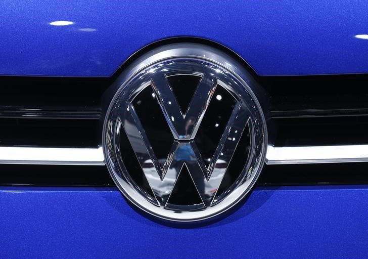 © Reuters. A Volkswagen logo is pictured on a car on the company's booth during the second media day of the 86th International Motor Show in Geneva