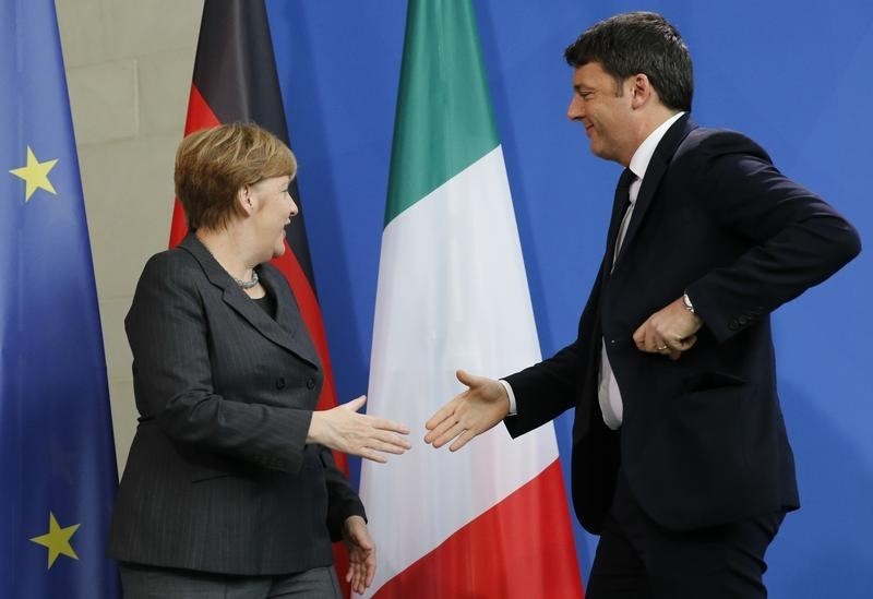 © Reuters. Il premier Matteo Renzi (a destra) con il cancelliere tedesco Angela Merkel 