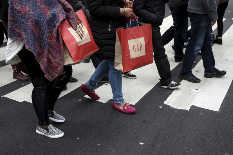 © Reuters. Shoppers cross 34th Street the day after Christmas in the Manhattan borough of New York