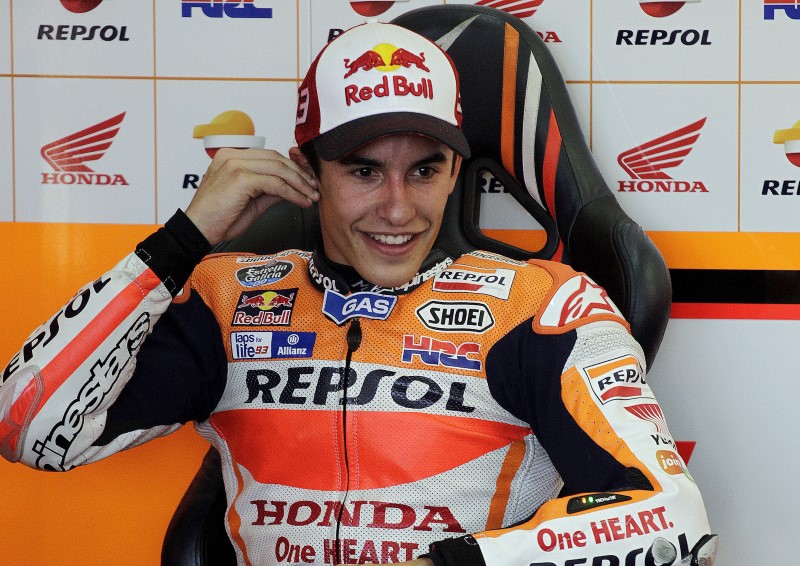 © Reuters. Honda MotoGP rider Marc Marquez of Spain smiles before the second qualifying session ahead of the Valencia Motorcycle Grand Prix at the Ricardo Tormo racetrack in Cheste, near Valencia