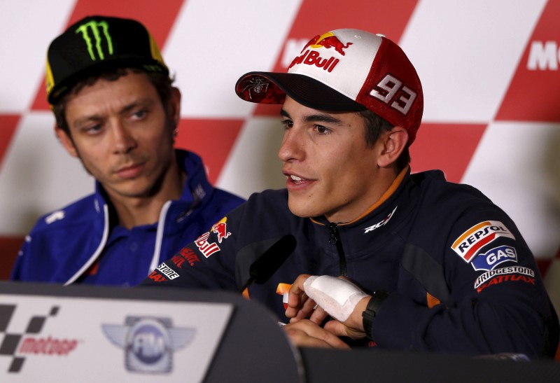 © Reuters. Yamaha MotoGP rider Valentino Rossi of Italy and Honda MotoGP rider Marc Marquez of Spain  attend a news conference at the Twin Ring Motegi circuit ahead of Sunday's Japanese Grand Prix in Motegi, north of Tokyo, Japan