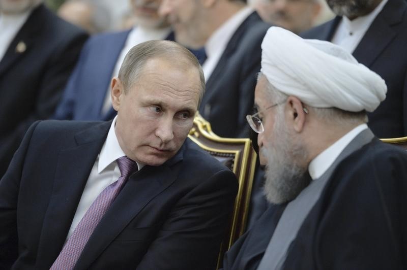 © Reuters. Russian President Vladimir Putin and his Iranian counterpart Hassan Rouhani attend a signing ceremony in Tehran