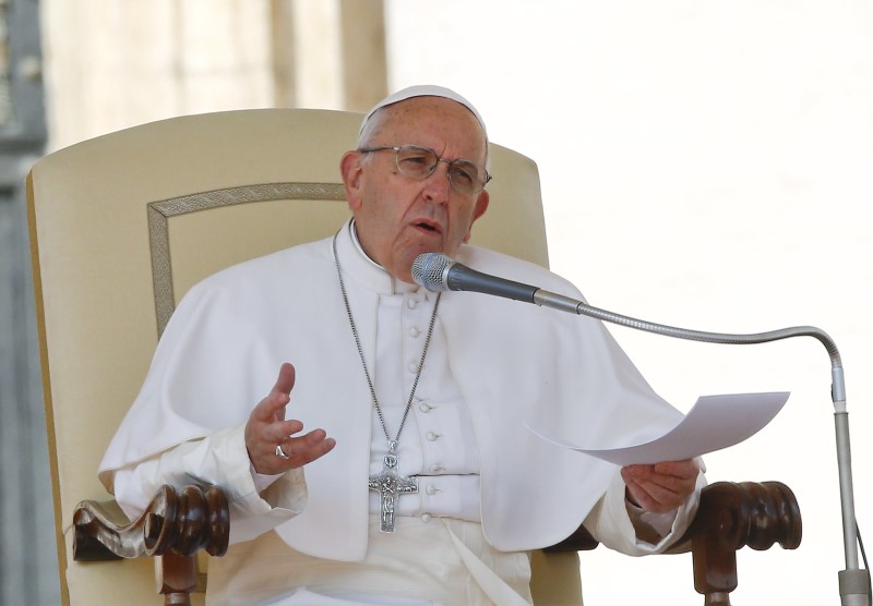© Reuters. El Papa pide a Europa que "abra sus corazones" al sufrimiento de los inmigrantes