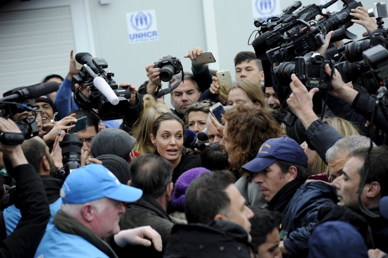 © Reuters. أنجلينا جولي تزور مهاجرين في اليونان
