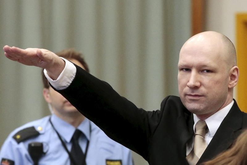 © Reuters. El asesino en masa noruego Breivik se queja de sus condiciones en la cárcel