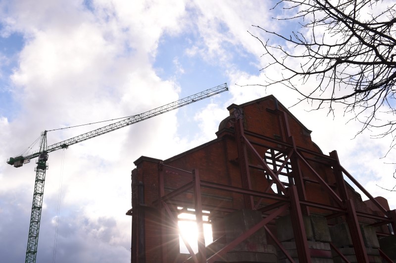 © Reuters. A crane towers over a building site in Dublin