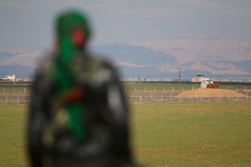 © Reuters. تحرك الأكراد لإعلان نظام اتحادي قد يعقّد مباحثات السلام السورية