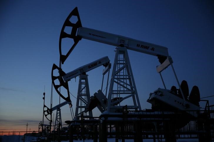 © Reuters. Pump jacks are seen at the Lukoil company owned Imilorskoye oil field outside the West Siberian city of Kogalym