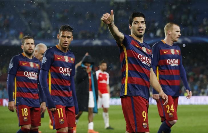 © Reuters. Barça pasa a cuartos de de la Champions con goles de Neymar, Suárez y Messi