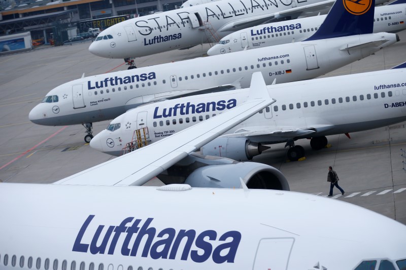 © Reuters. BONNE ANNÉE 2015 POUR LUFTHANSA