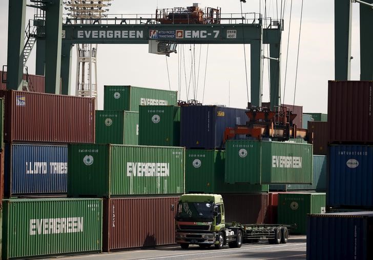 © Reuters. Exportaciones de Japón caen por quinto mes consecutivo, ventas a China suben