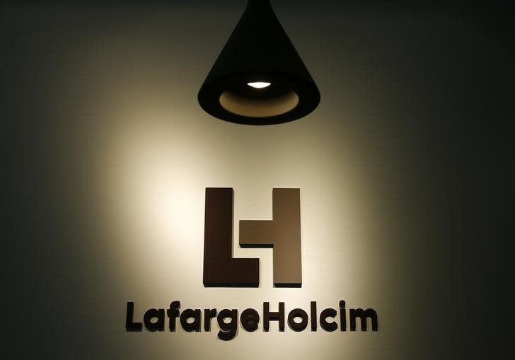 © Reuters. Логотип LafargeHolcim на здании штаб-квартиры компании в Цюрихе 