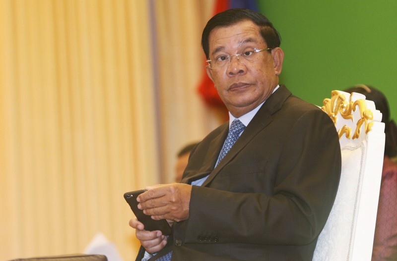 © Reuters. Cambodia's Prime Minister Hun Sen looks up from his smartphone at a ceremony in Phnom Penh