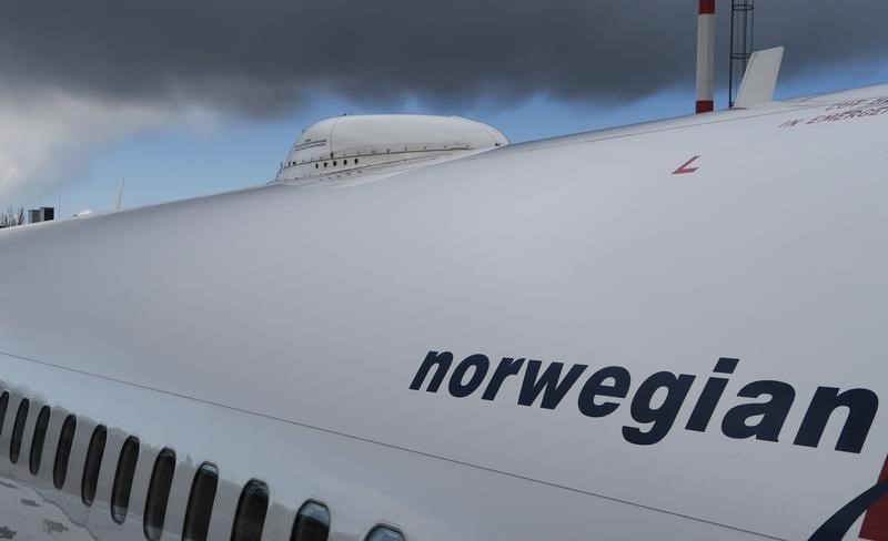 © Reuters. A satellite antenna is seen on the roof of the Norwegian Airways Boening 737-800 at Berlin Schoenefeld Airport